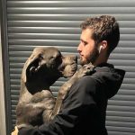 Dono abraçado ao seu cão