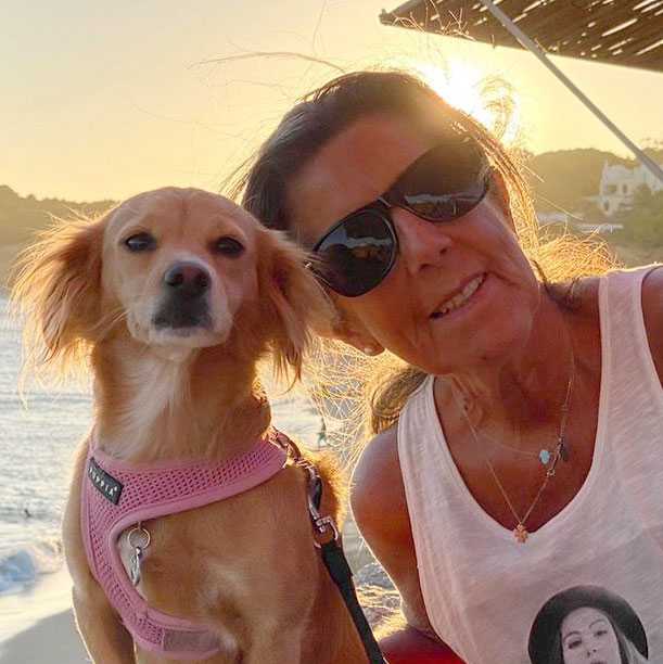 Senhora com cão ao por do sol