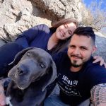 Casal com o seu cão na praia