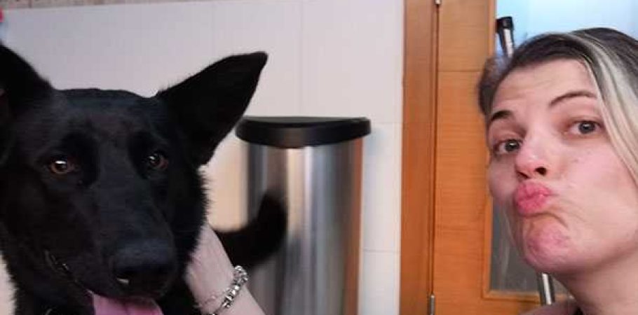 Mulher com o seu cão