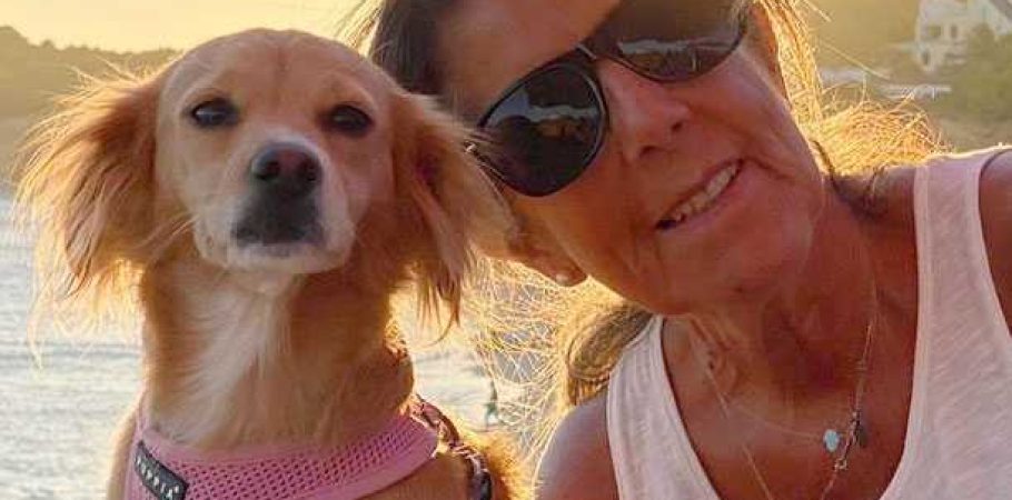 Senhora com cão ao por do sol