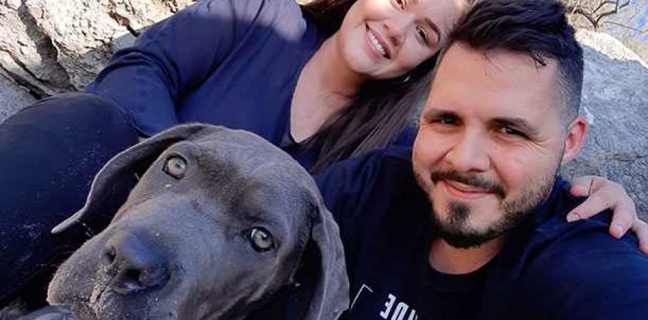 Casal com o seu cão na praia
